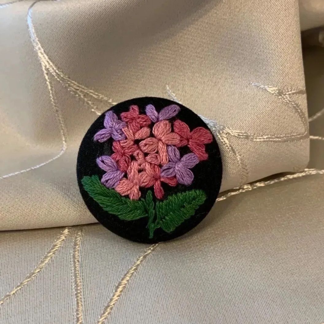 No.7 ハンドメイド 刺繍 紫陽花 ブローチ - メルカリ