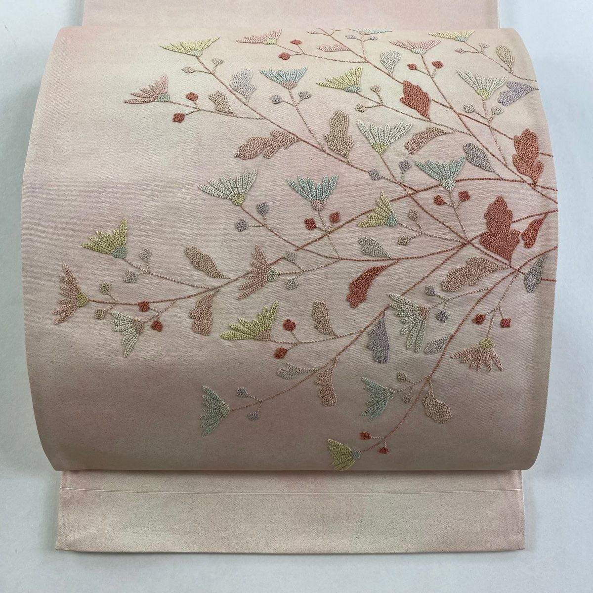 袋帯 秀品 証紙 草花 相良刺繍 薄ピンク お太鼓柄 正絹