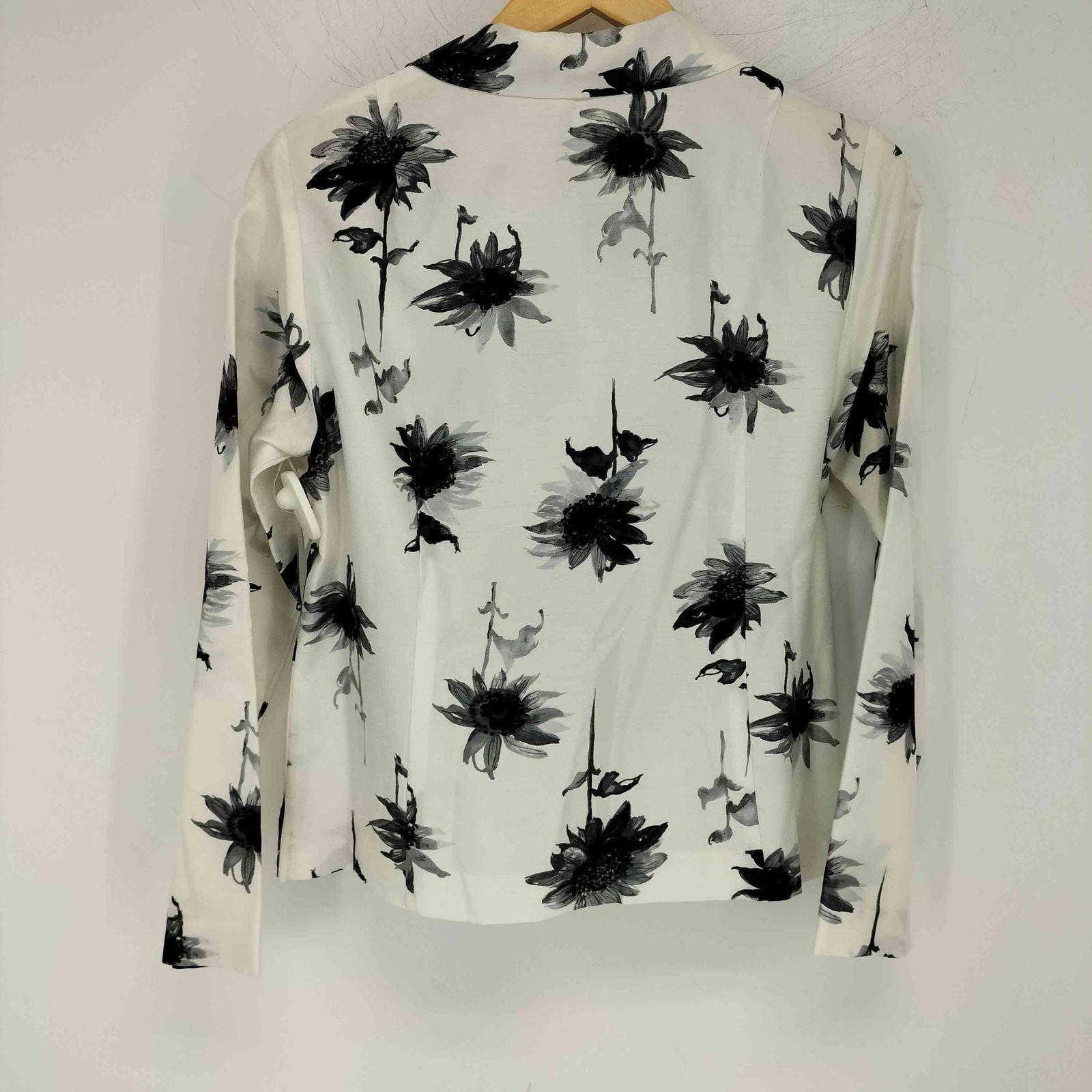 USED古着(ユーズドフルギ) {{MAN NEWYORK}}ショートダウンジャケット レディース 中古 古着 1007 ユーズドフルギ USED古着 TWO:C フラワーデザインジャケット