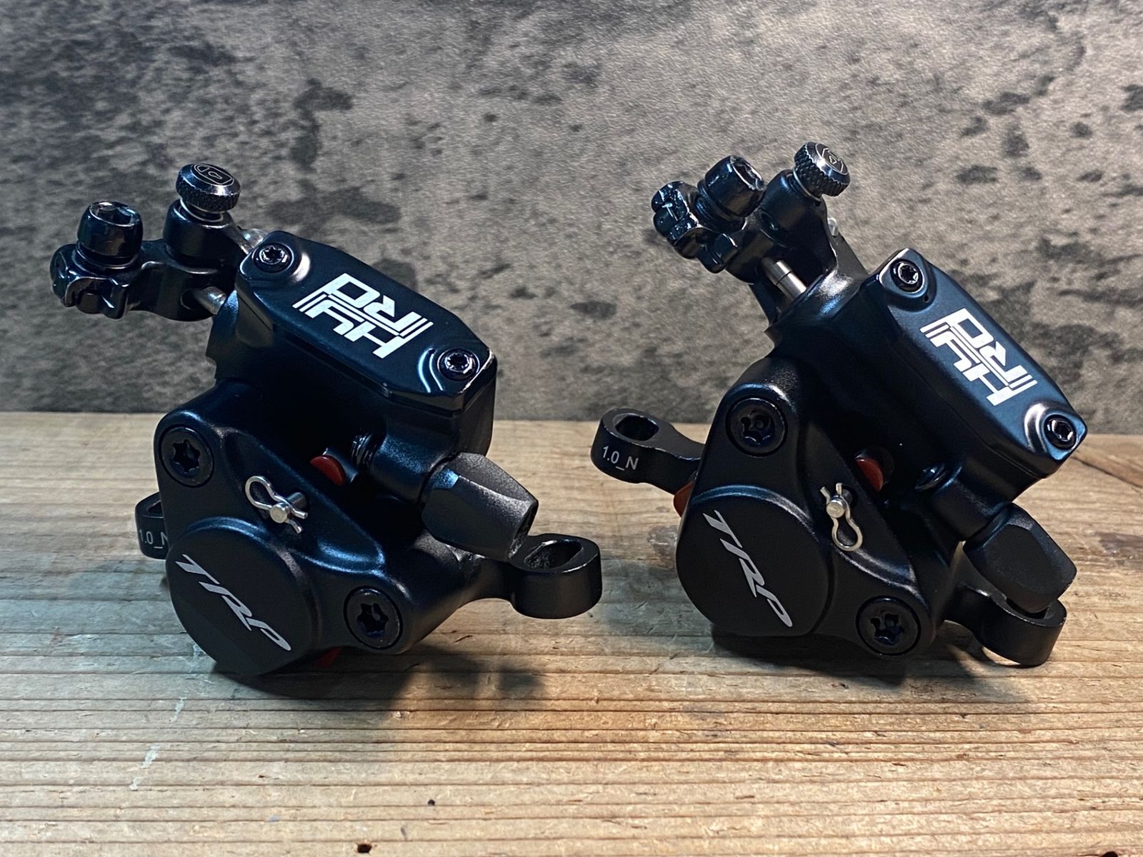 JJ076 TRP HY-RD ポストマウント ディスクブレーキキャリパー セット 油圧 機械式 ハイブリット