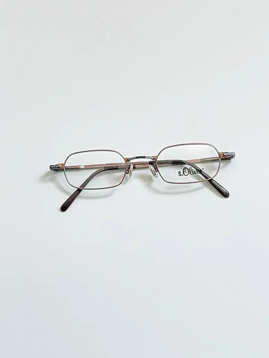 OLIVER PEOPLES（オリバーピープルズ） 「Karnes」 90年代を思わせる