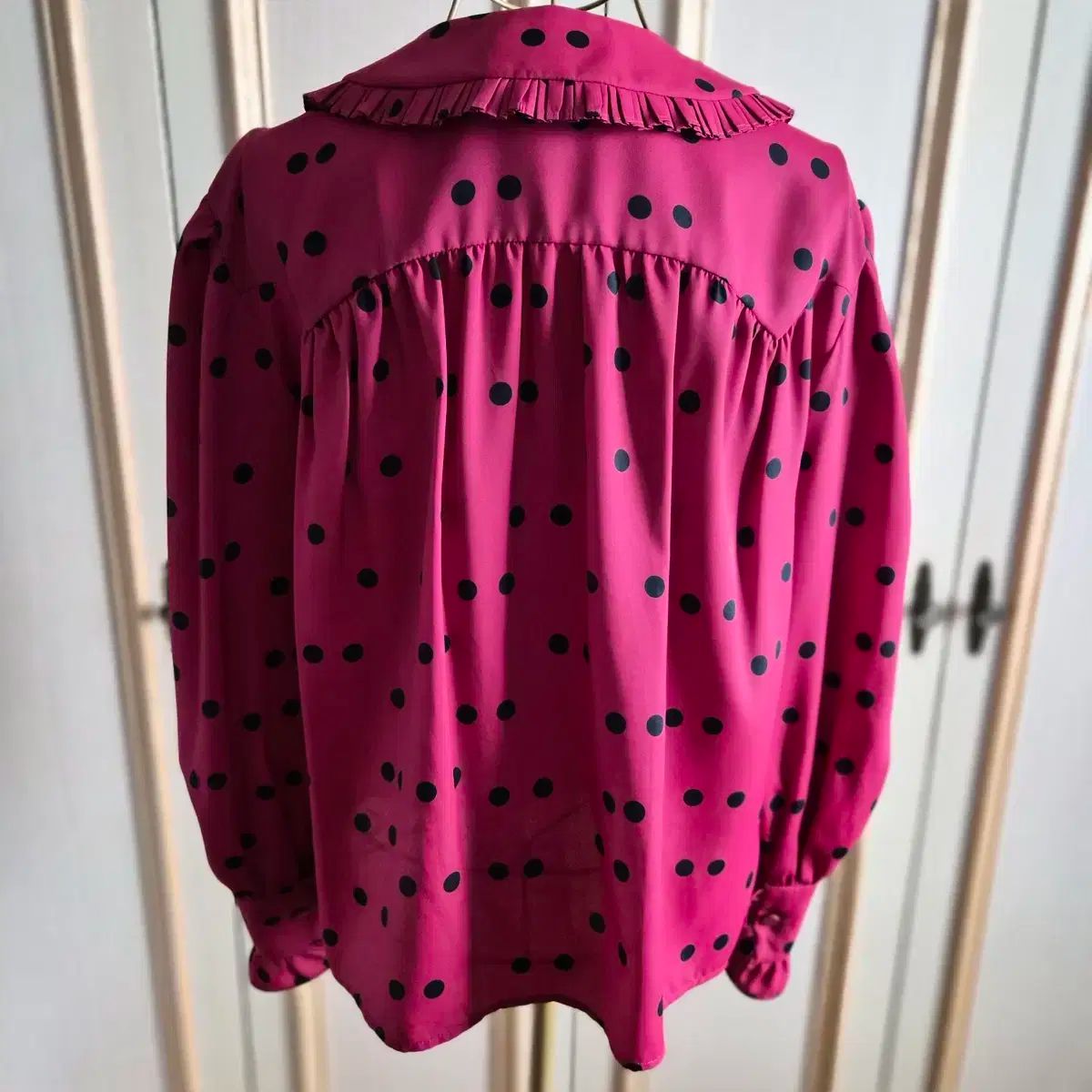 ラッキーシュエトゥ レッド ドット フリル ブラウス