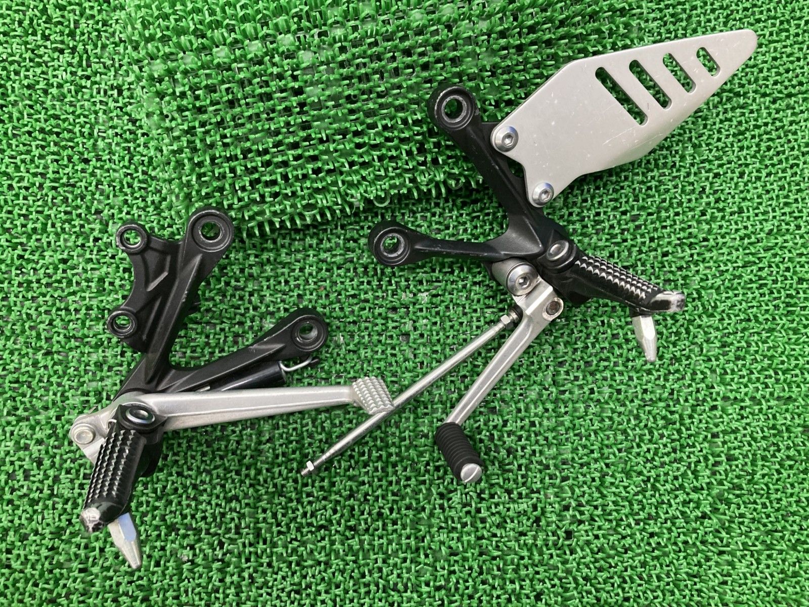 4月専用 ZX-6R ステップ 左右 0160/0590 カワサキ 純正 バイク 部品 ZX636E