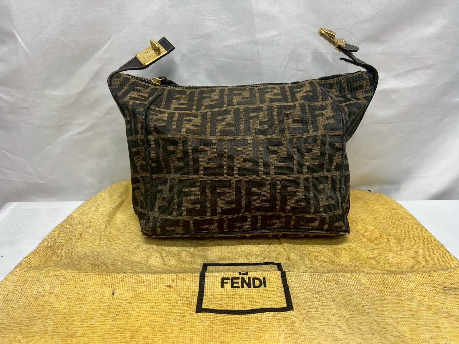 専用❗️FENDIi✨ フェンディ ズッカ柄　バニティ ハンドバッグ　ポーチ ☆FENDI フェンディ ハンドバッグ ズッカ柄 ハンドバッグ