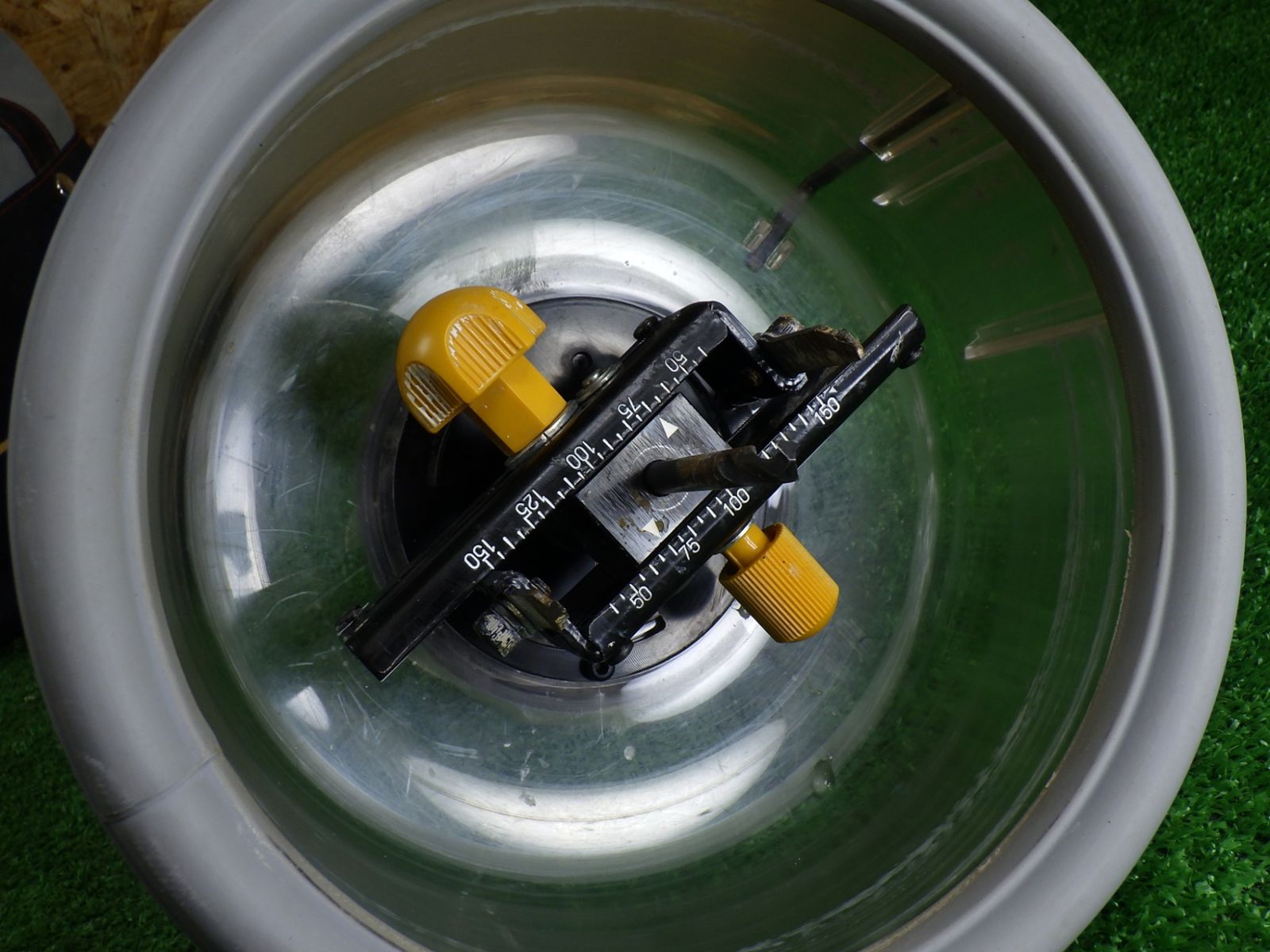 ボードの穴あけに 未来工業