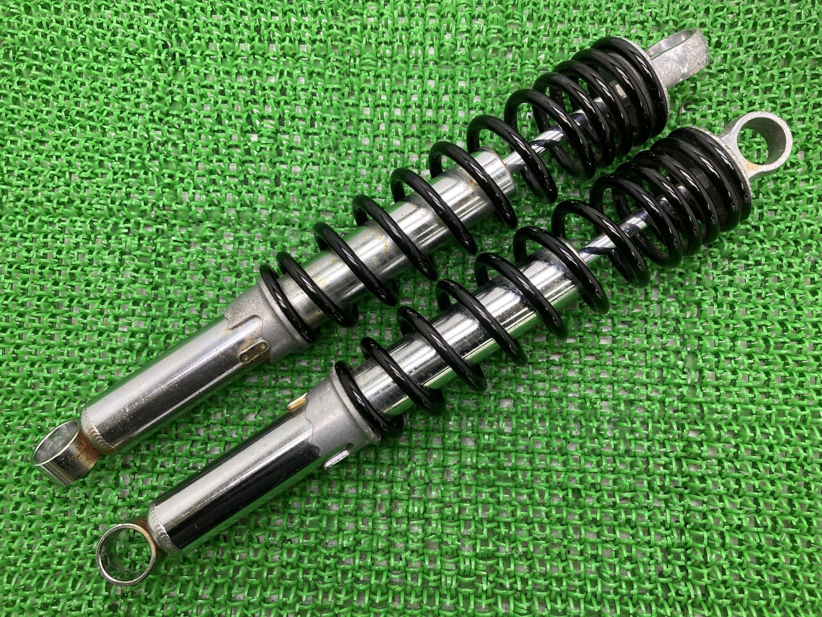 グラストラッカー リアサスペンション 左右 スズキ 純正 中古 バイク 部品 NJ47A NJ4BA ビッグボーイ コケキズ無し 曲がり無し 修復素材に