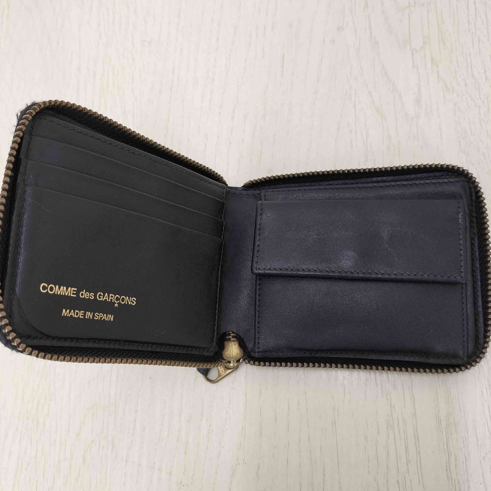 コムデギャルソン 財布 ドット ラウンドジップ DOTS EMBOSSED LEATHER LINE ROUND ZIP WALLET｜COMME DES