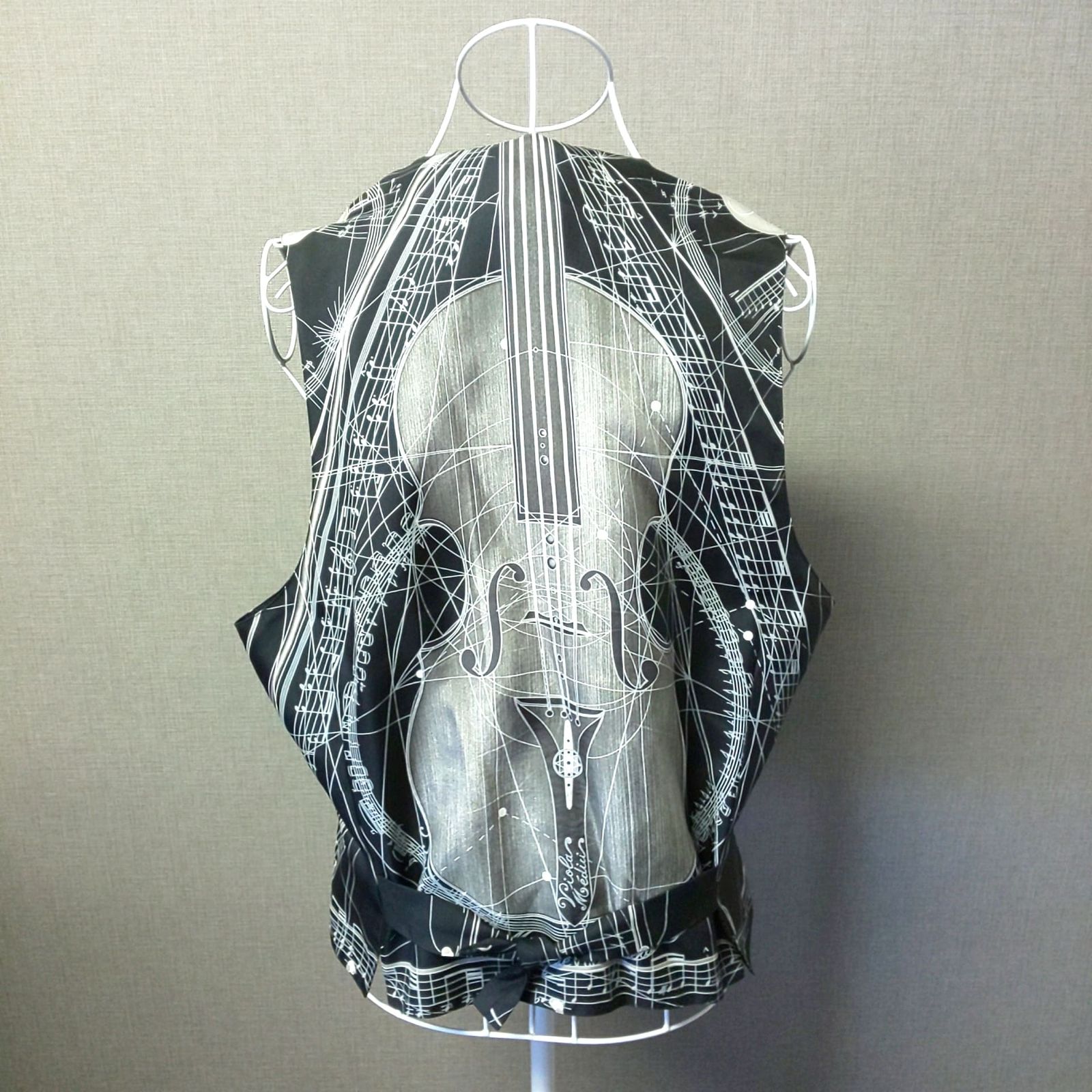 エルメス ジレ ベスト バイオリン柄 黒系 シルク 52 サイズ L 2025年最新】HERMES メンズ ベストの人気アイテム - メルカリ