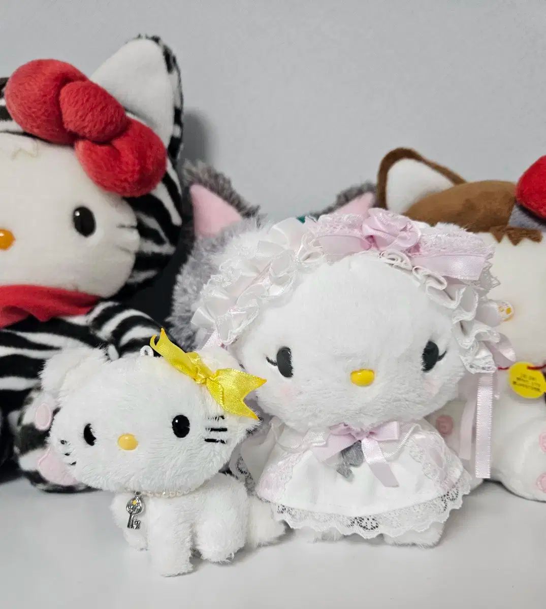 バッチ 古典 チャミキティ Sanrio サンリオ ホワイトフリル 結婚式 マスコット キーリング