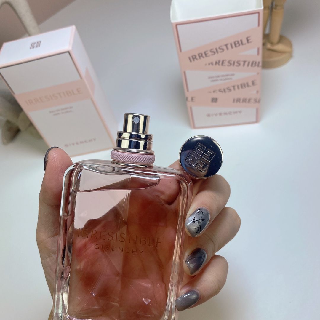 新品　ジバンシー　IRRESISTIBLE 箱に汚れあり 新品ジバンシーIRRESISTIBLE 箱に汚れあり
