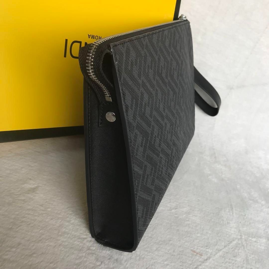 FENDI メンズ フラット スリム クラッチ グレーファブリックバッグ  