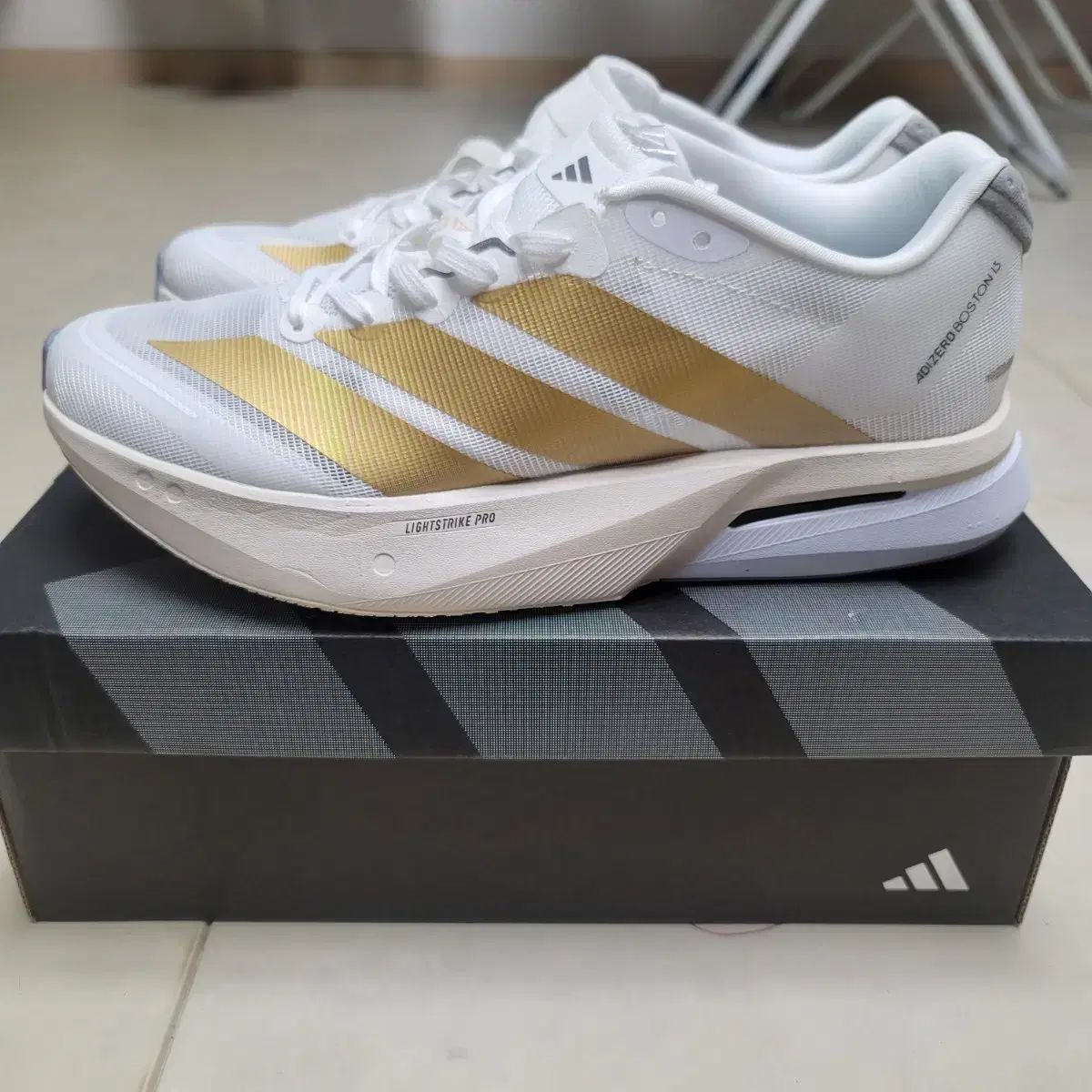 アディダス アディゼロ ボストン 13 白 GOLD 275mm