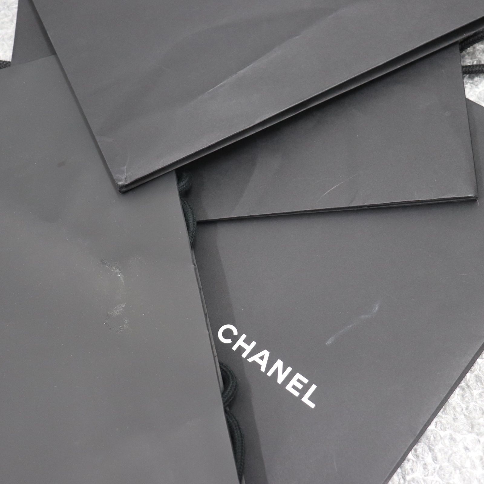 CHANEL 黒い紙袋とボックス（マグネット式） CHANEL 黒い紙袋とボックス（マグネット式）