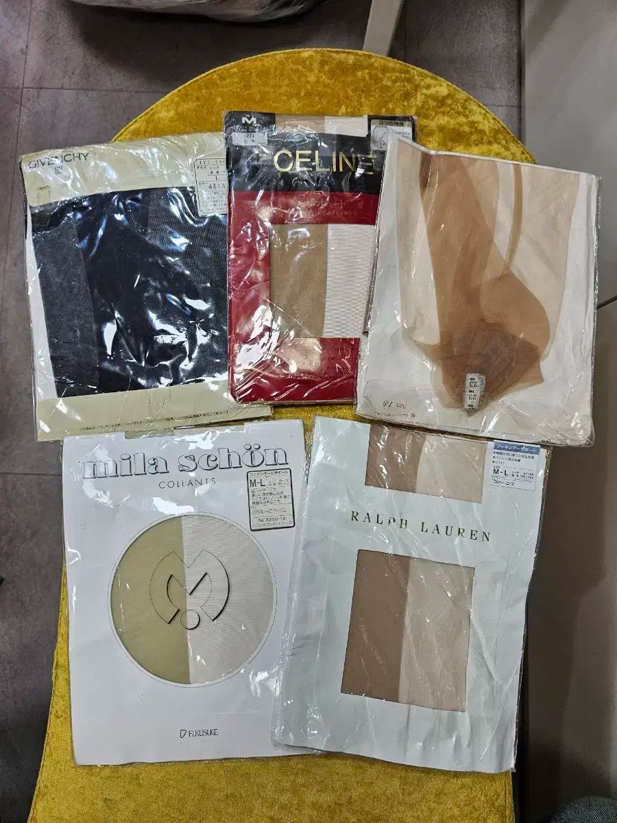 ラグジュアリー ストッキング 母音展