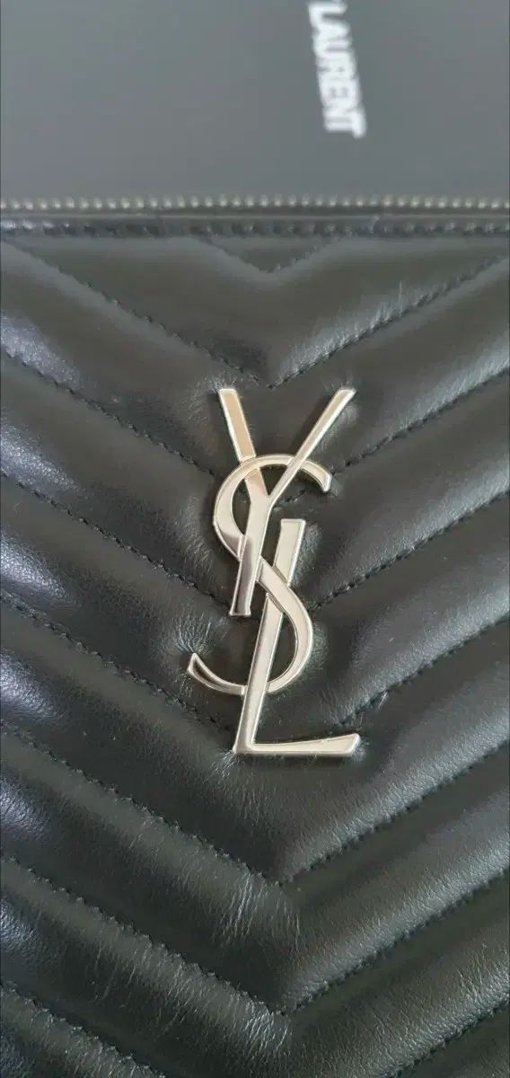 YSL シルバー クラッチバッグ YVES SAINT LAURENT(イヴ・サンローラン) クラッチ/クラッチ