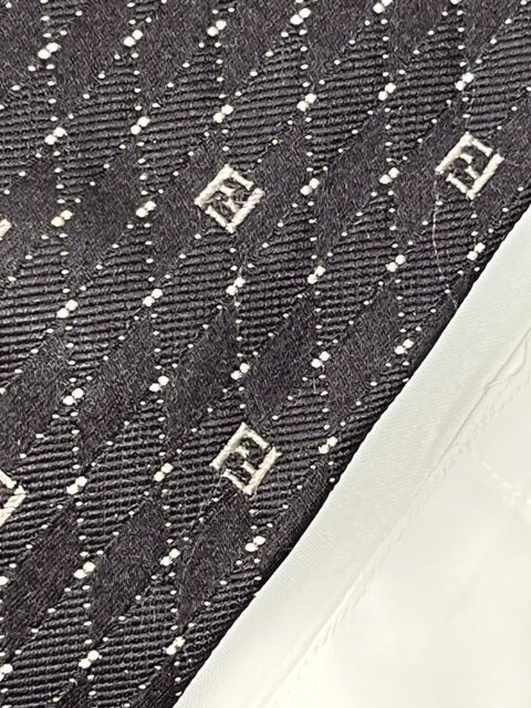 ネクタイ　ブランド　フェンディ　FENDI　FF柄　上級折柄　ITALY