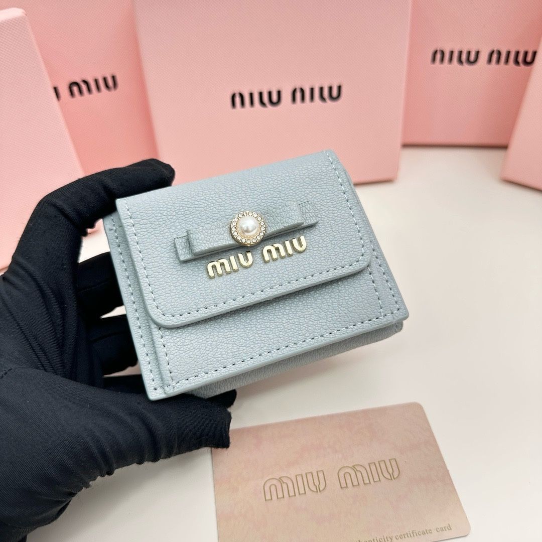 新品 MIU MIU 三つ折り財布 マドラスレザー パール リボン ブルー