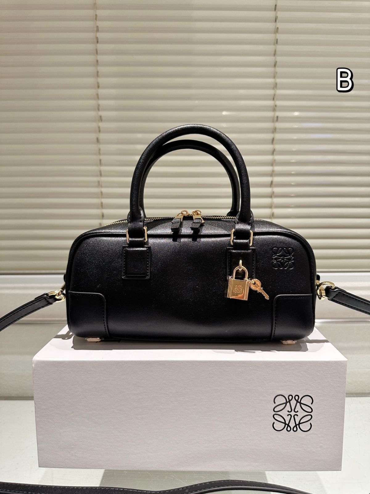 今日 LOEWE ハンドバッグ 牛皮 24×13cm