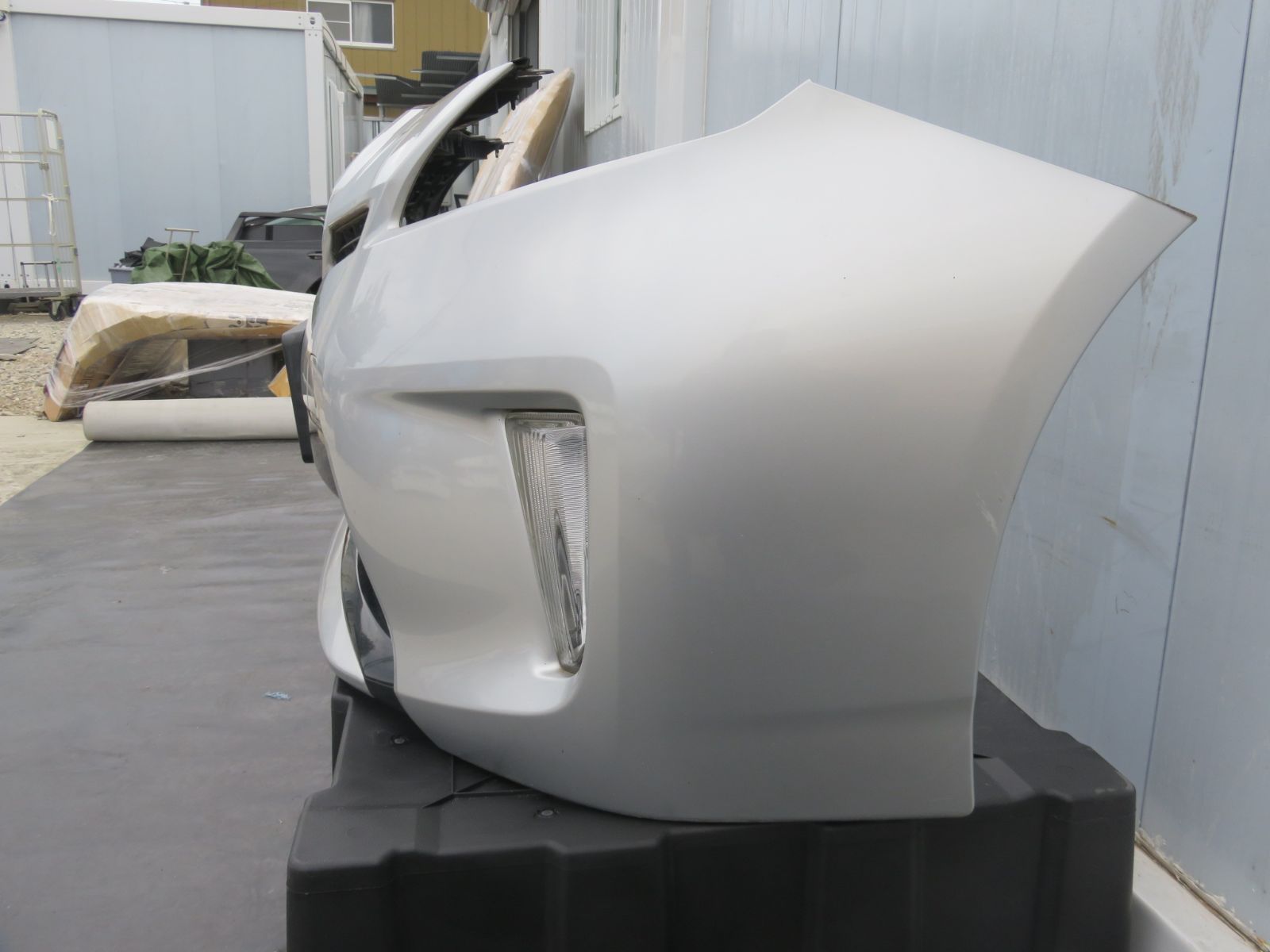 SFC2332 プリウス30系 ZVW30 ZVW35 後期 純正 フロントバンパー 1F7 シルバー