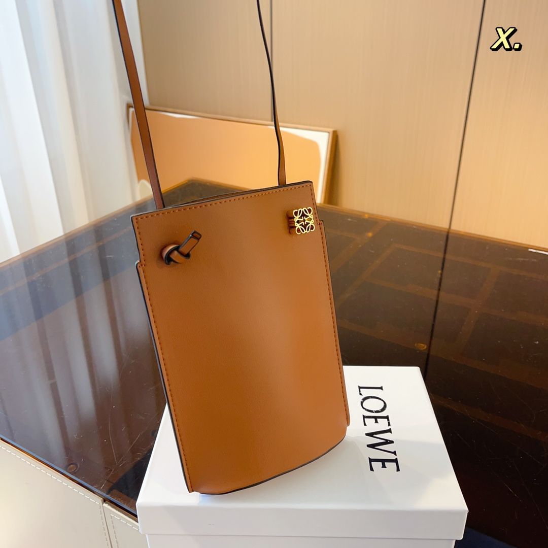 新品未使用 ロエベ ダイスポケット ショルダーバッグ タン - メルカリ