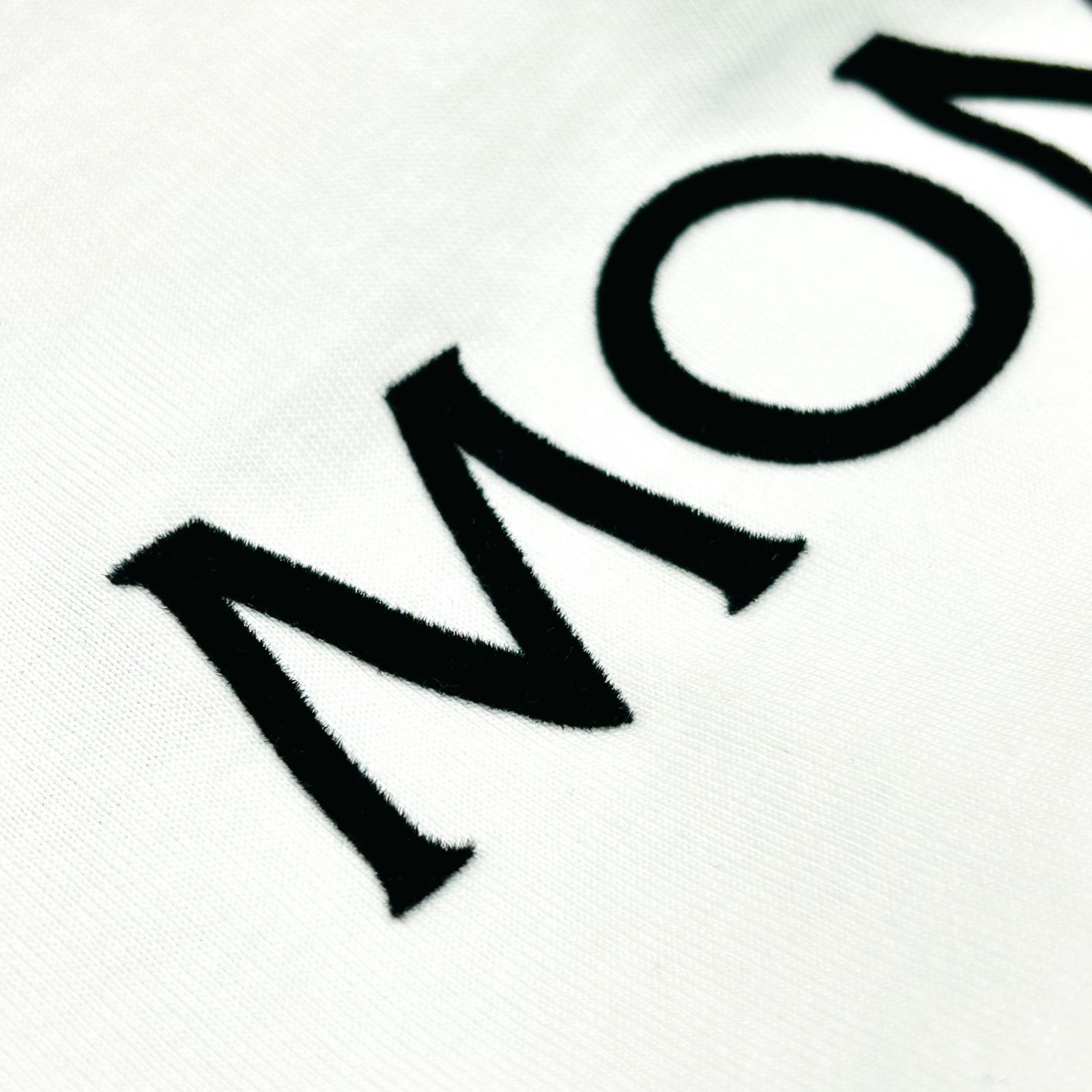 MONCLER フェルト レタリング フロックロゴ パッチ Tシャツ Moncler フロックロゴ Tシャツ | グレー | FARFETCH JP