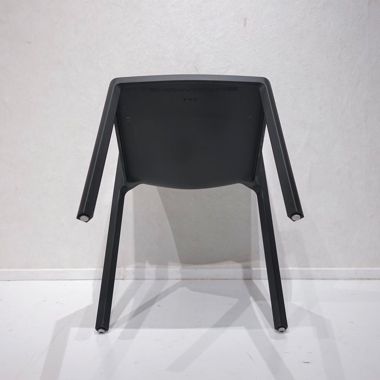 イタリアのブランドKRISTALIA(クリスタリア)のLPチェアです。シンプル