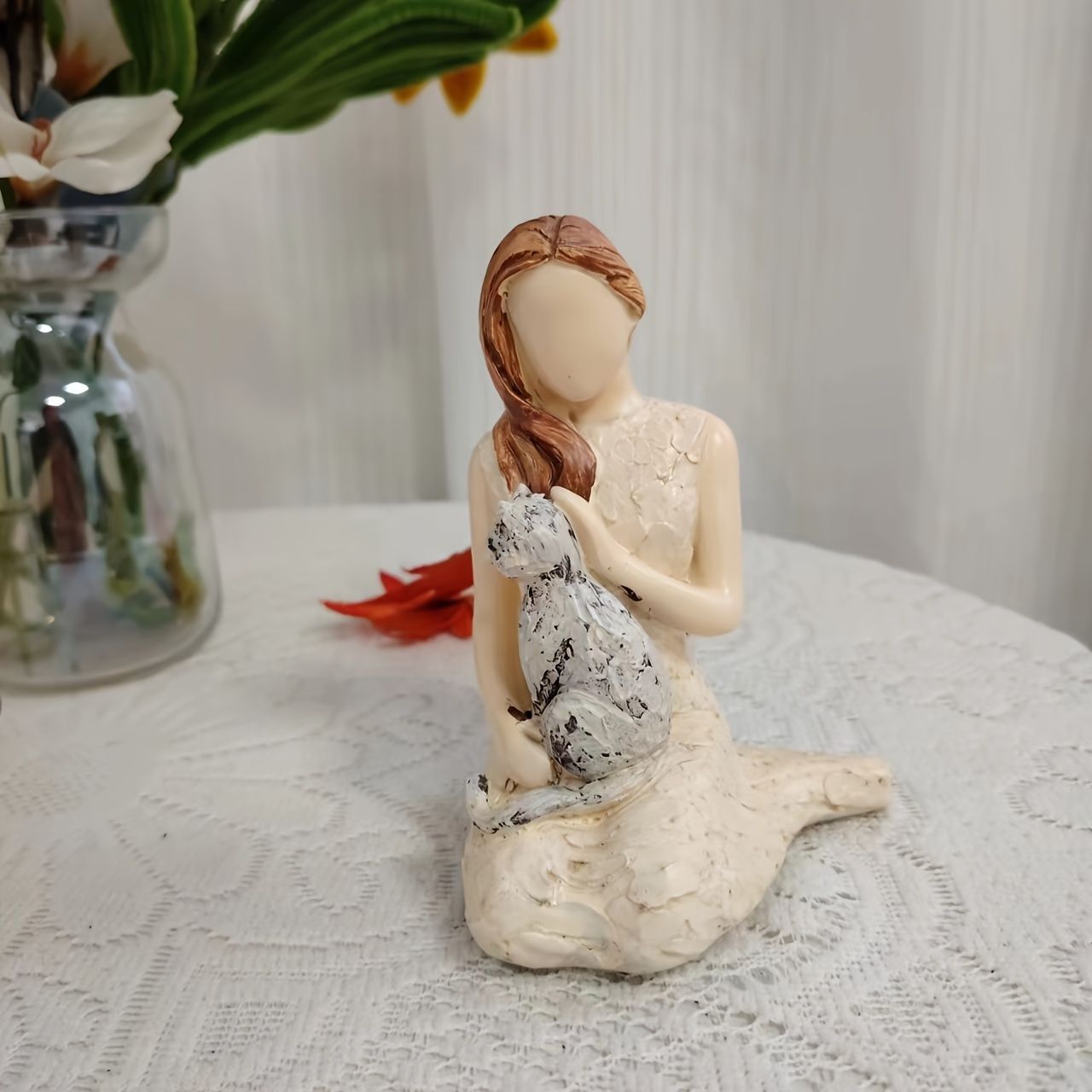 置物 オブジェ ガーデンオーナメント 猫を抱っこしている女性 室内 
