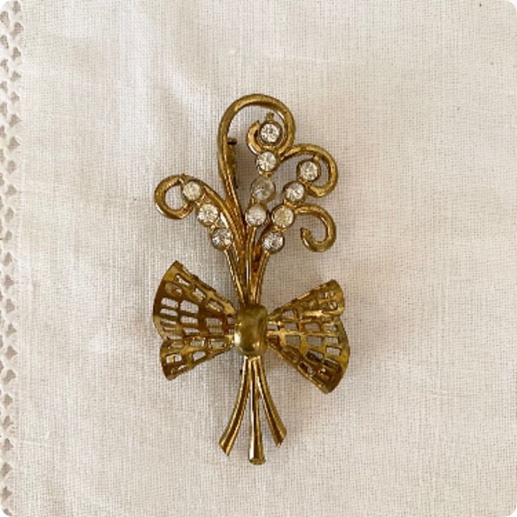 フランス直輸入 リボンや花束のモチーフが愛らしい アンティーク ゴールド ブローチ