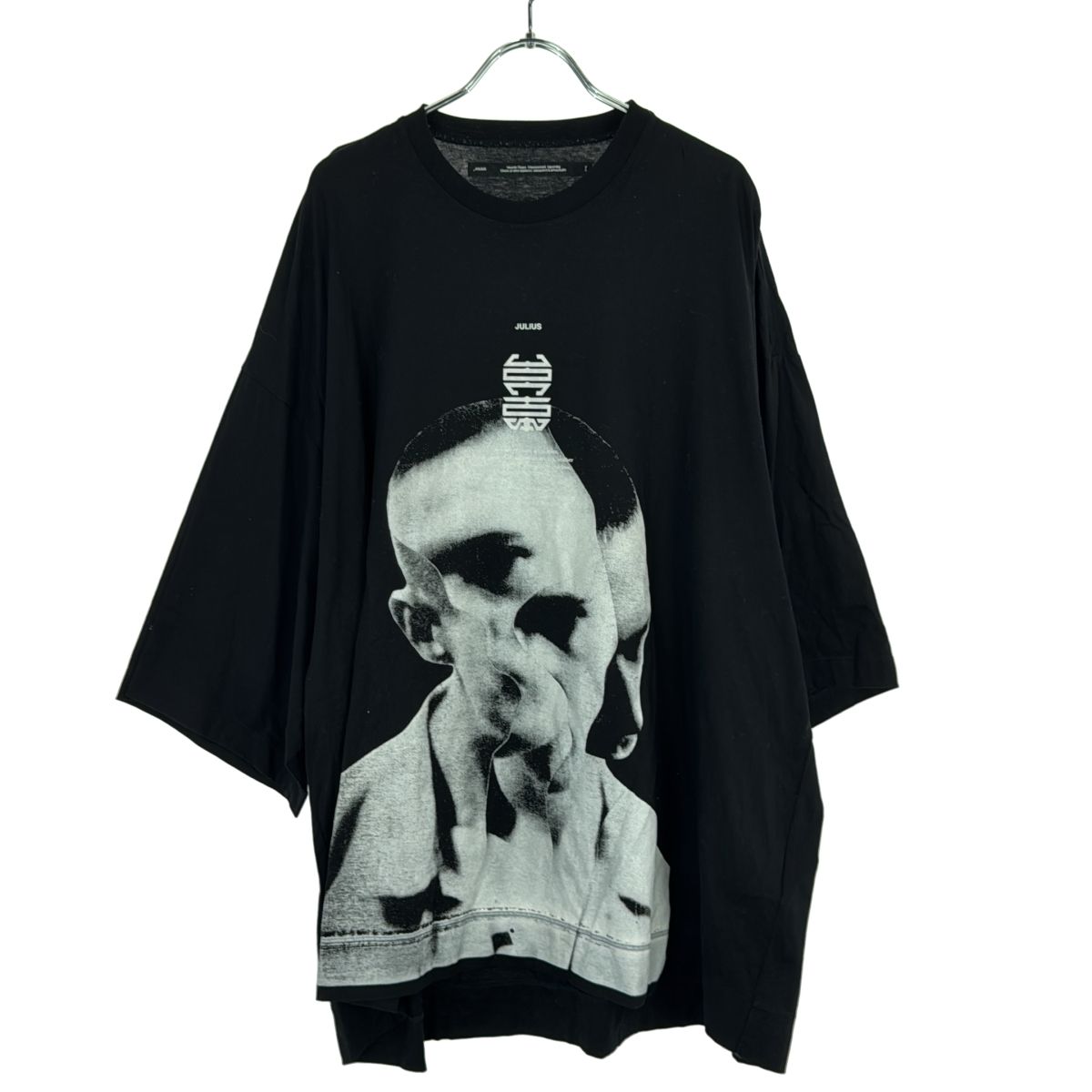 【関税込み】JULIUS ブラック Ana-Diptych JD Portrait Tシャツ JULIUS: ブラック Ana-Diptych JD Portrait Tシャツ | SSENSE 日本
