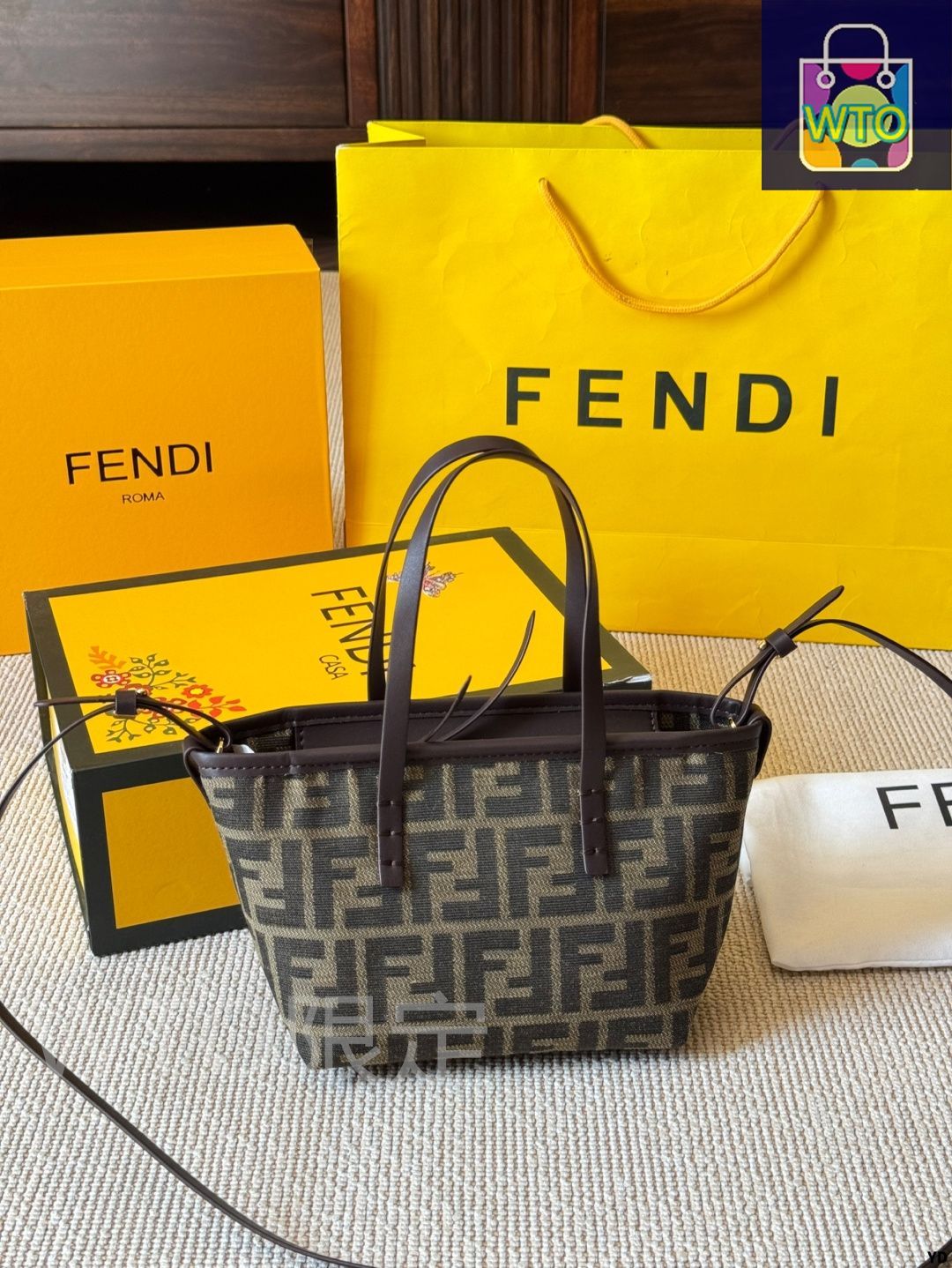 【FENDI】Roll Mini ショッピングバッグ Fendi 'roll Mini' Shopping Bag | italist