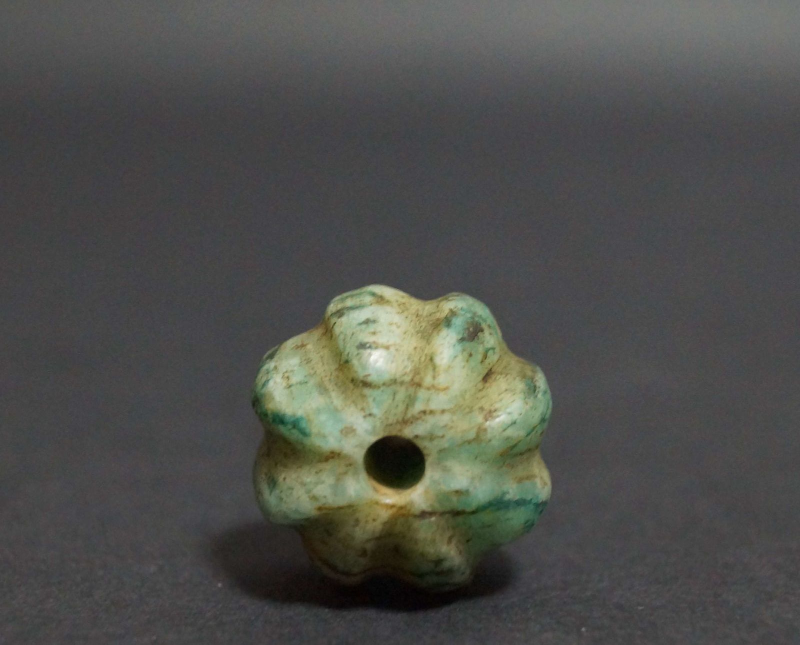 中国古美術・和田玉臂輪・和田玉製・細密彫・白玉彫・根付・裝身具・賞物・時代物 ◇御泓軒◇『清朝時代 和田玉 白玉彫 祥雲紋腕輪一対』極細工・古賞物