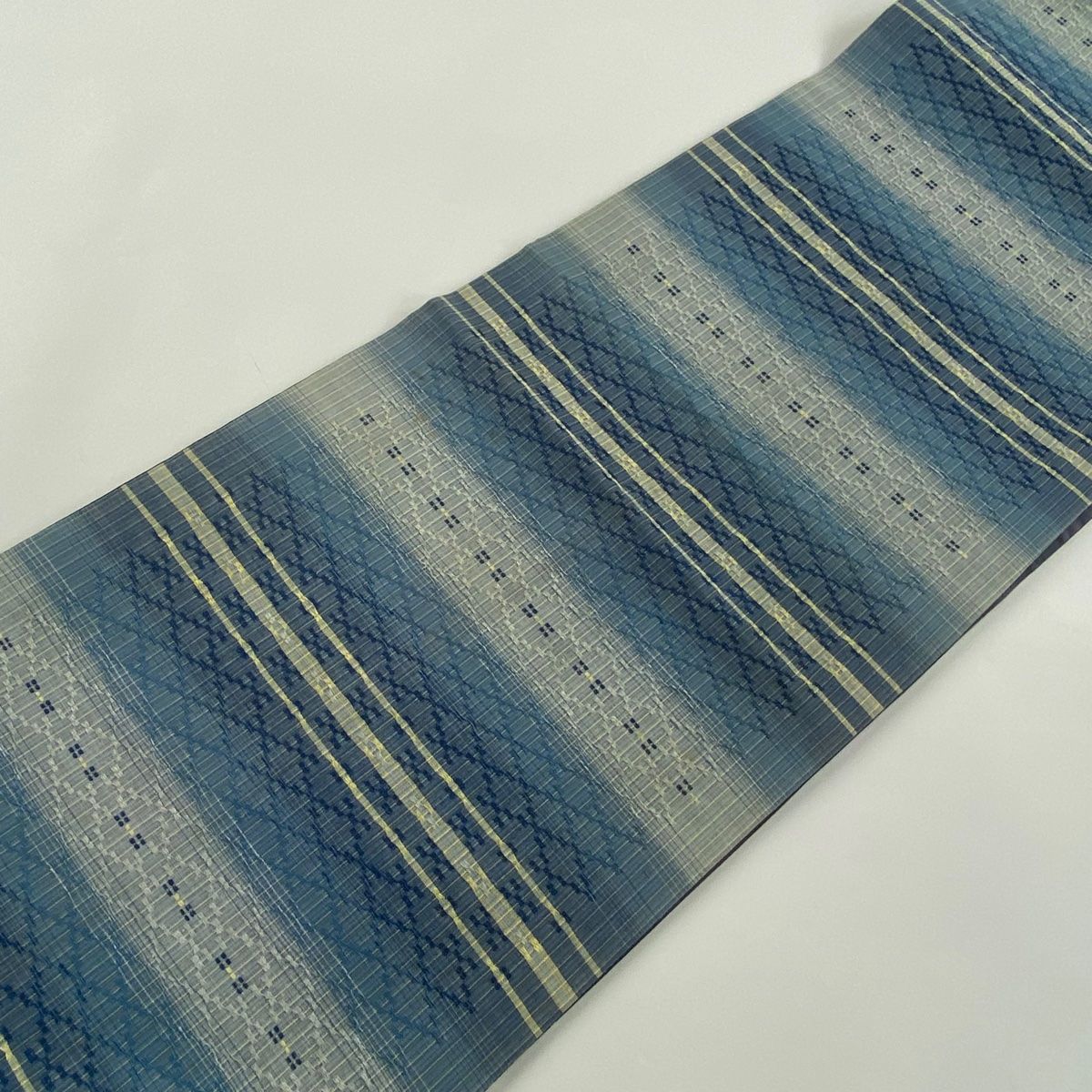 A21 新品　紬地　全通袋帯　美品 秀品 紬縞 幾何学 正絹 反物 秀品 紬 縦縞 茜色 正絹｜中古・古着・リサイクル着物通販