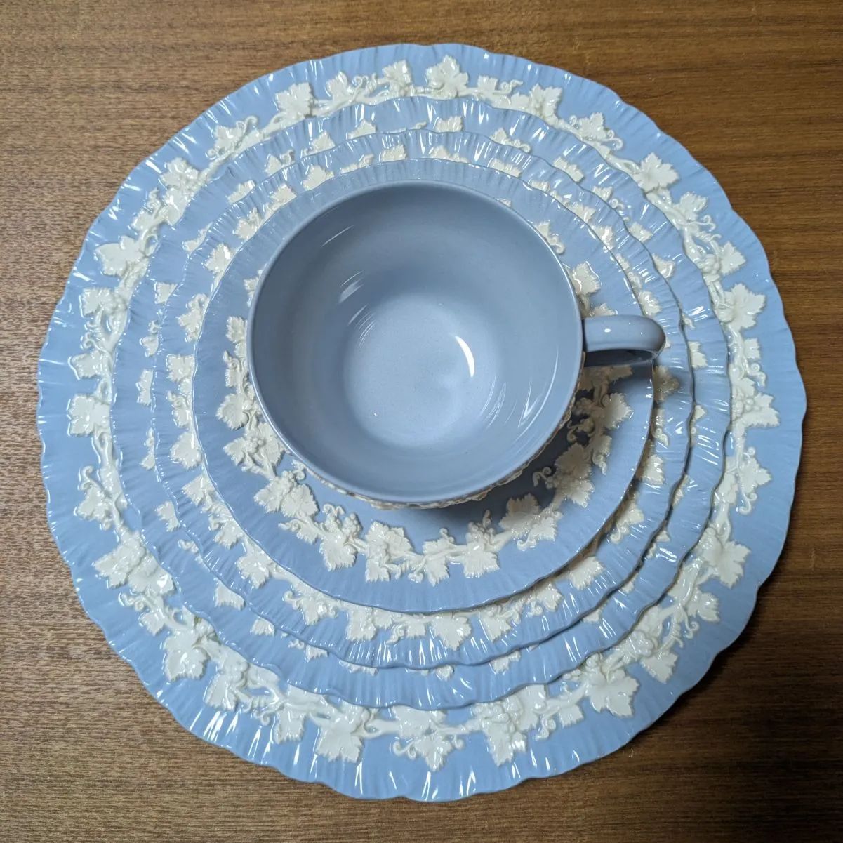 美品 ★ ウェッジウッド エンボス クイーンズウェア クリーム シェルエッジ 美品 ☆ ウェッジウッド エンボス クイーンズウェア クリーム