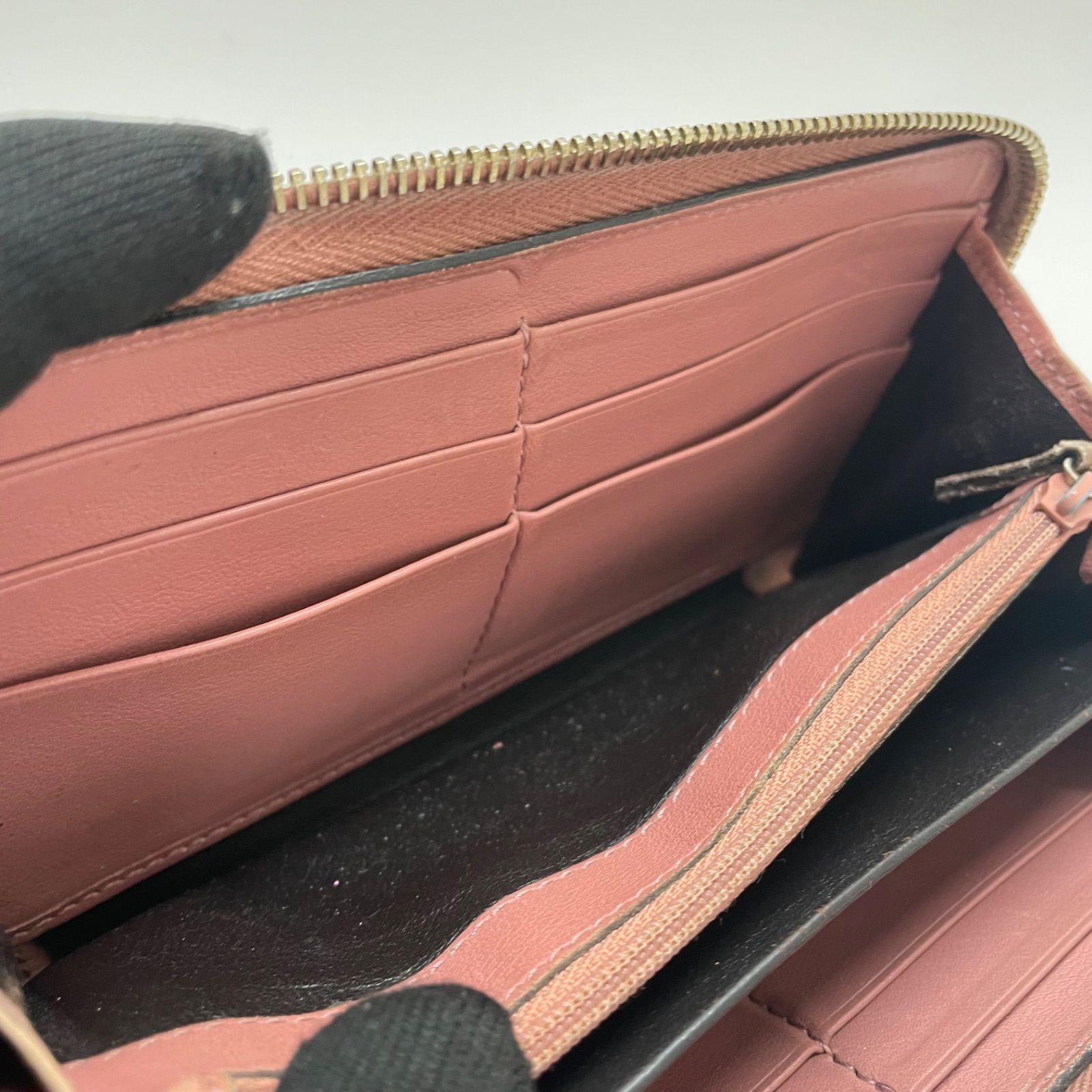 1475 GUCCI グッチ 長財布 シマレザー ピンク チャーム付き