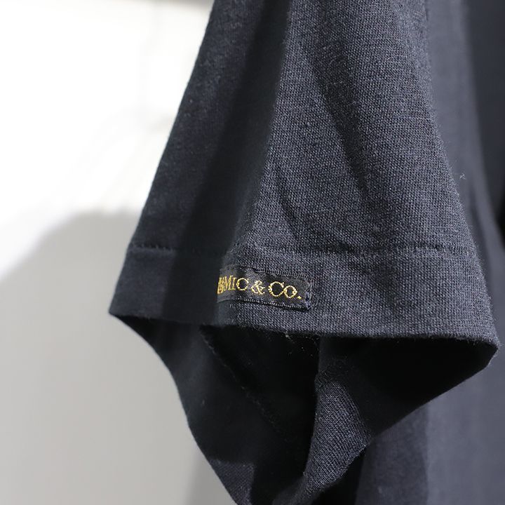 ★ ミック＆コー MIC＆CO 15周年記念スカルプリントVネックTシャツ-3