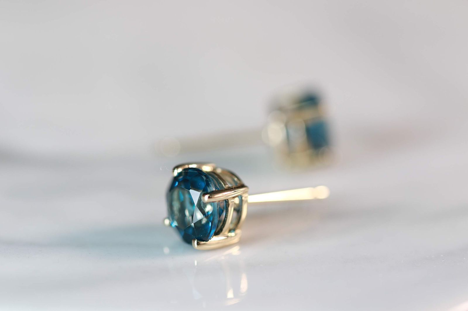 在庫 Grace - 14Kイエローゴールドスタッドイヤリング本物のロンドンブルートパーズイヤリングと女性用ダイヤモンド 倫理的に 本物で 有機的に調達した 丸いカット 形状のロンドンブルートパーズの手作りのジュエリー 女性のためのロンドンブルートパー