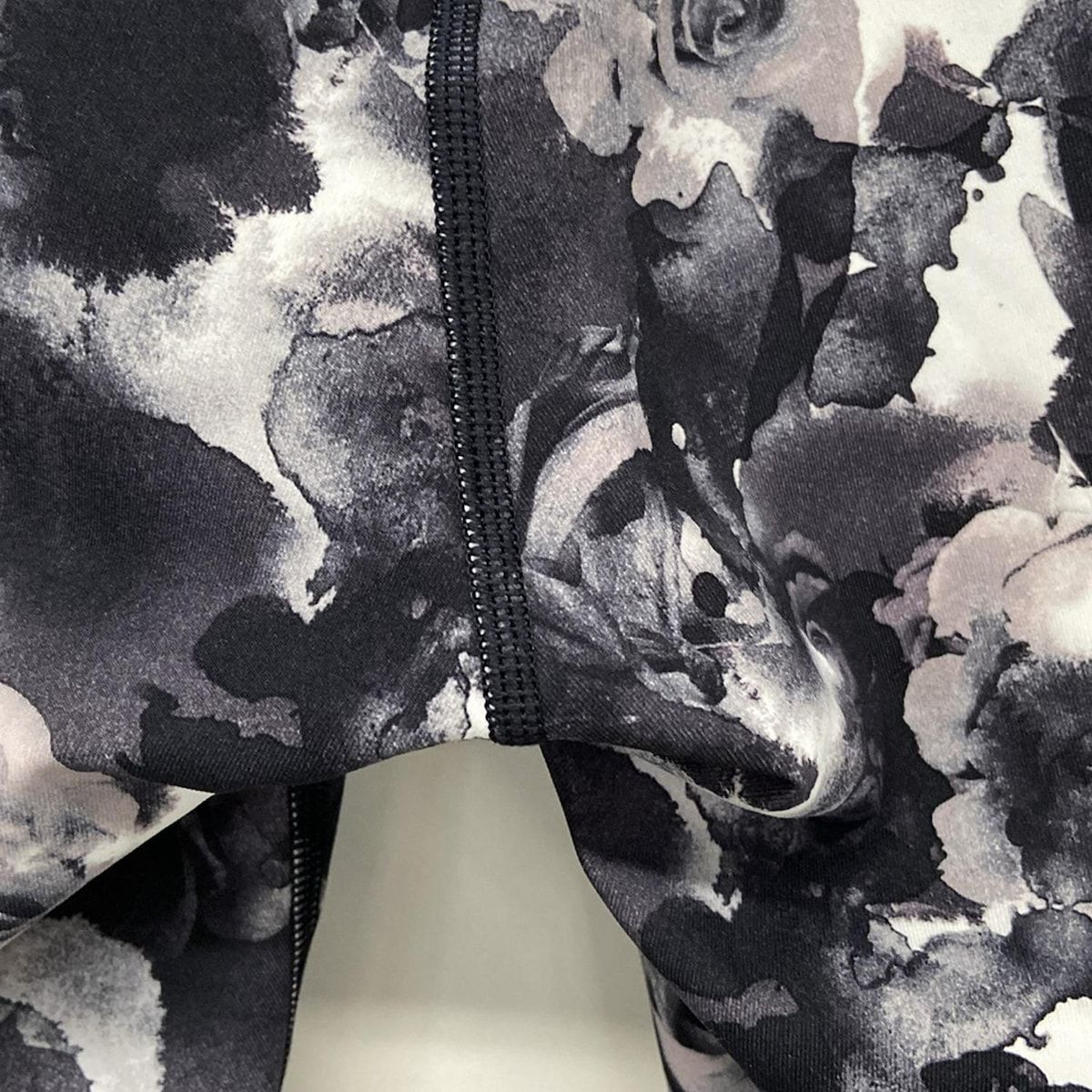lululemon(ルルレモン) 小物美品 - 白×黒×グレー スパッツ/花柄