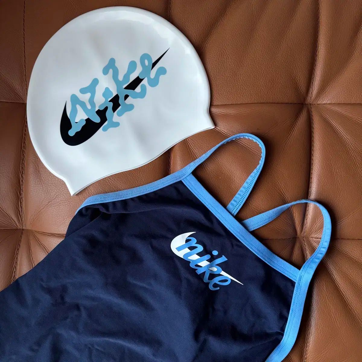 28 NIKE ナイキ 定番 SWOOSH スウッシュ ネイビー 水着 ＋ 落書き スイムキャップ