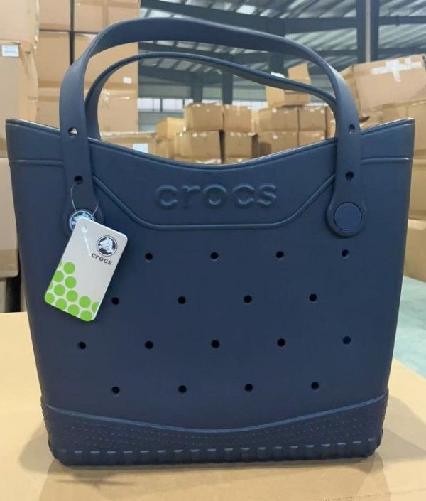 CROCS】CLASSIC SMALL TOTE BAG/ビーチでも街でも大活躍