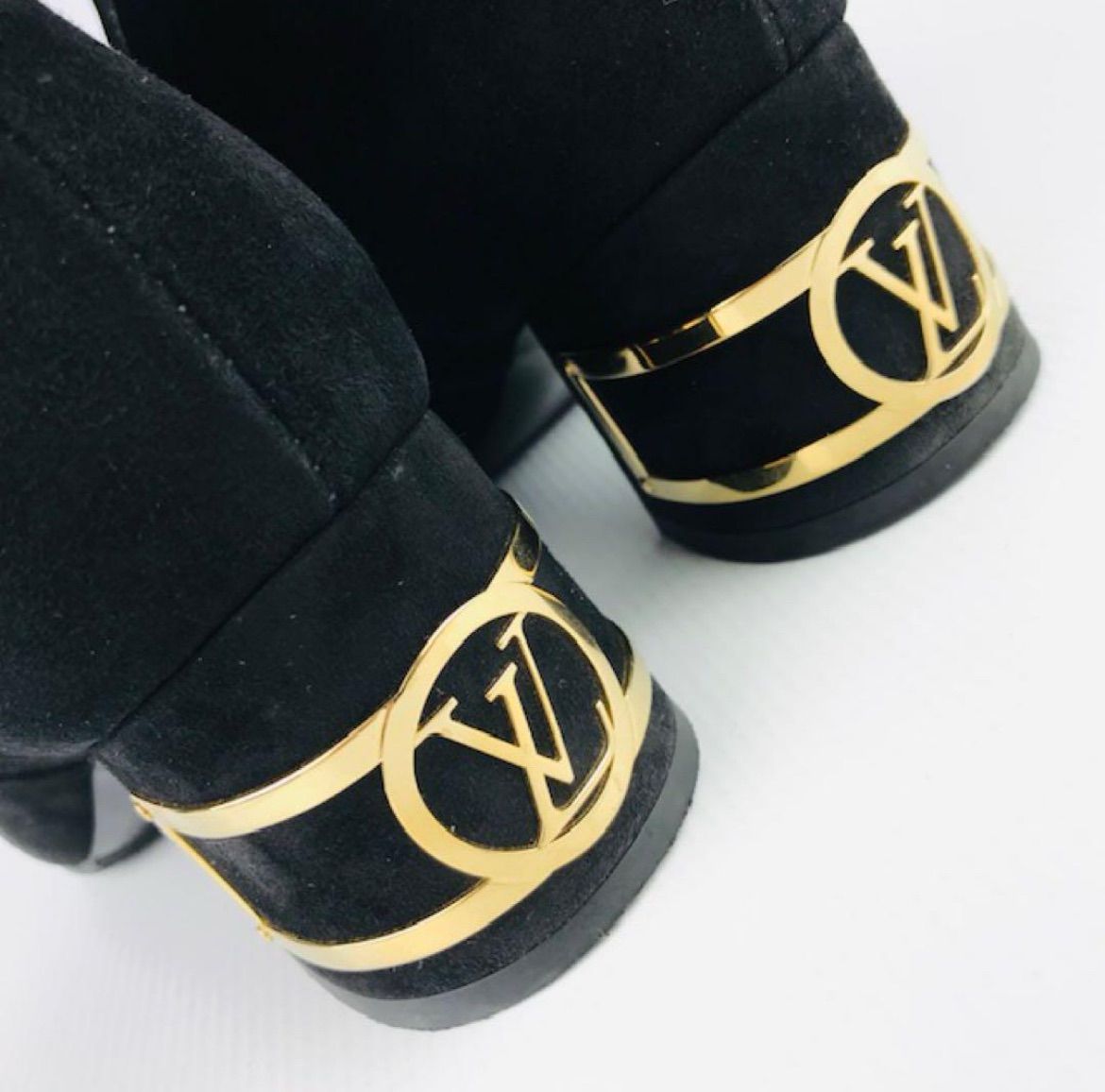 日本 LOUIS VUITTON ルイヴィトン 日本 ブリス ライン レディース スエードレザー ゴールドメタルLV モノグラムスライダープル サイドジップ ショートブーツ 36 イタリア製 レディースブーツ ブーツ 秋冬物 カジュアル ブラック