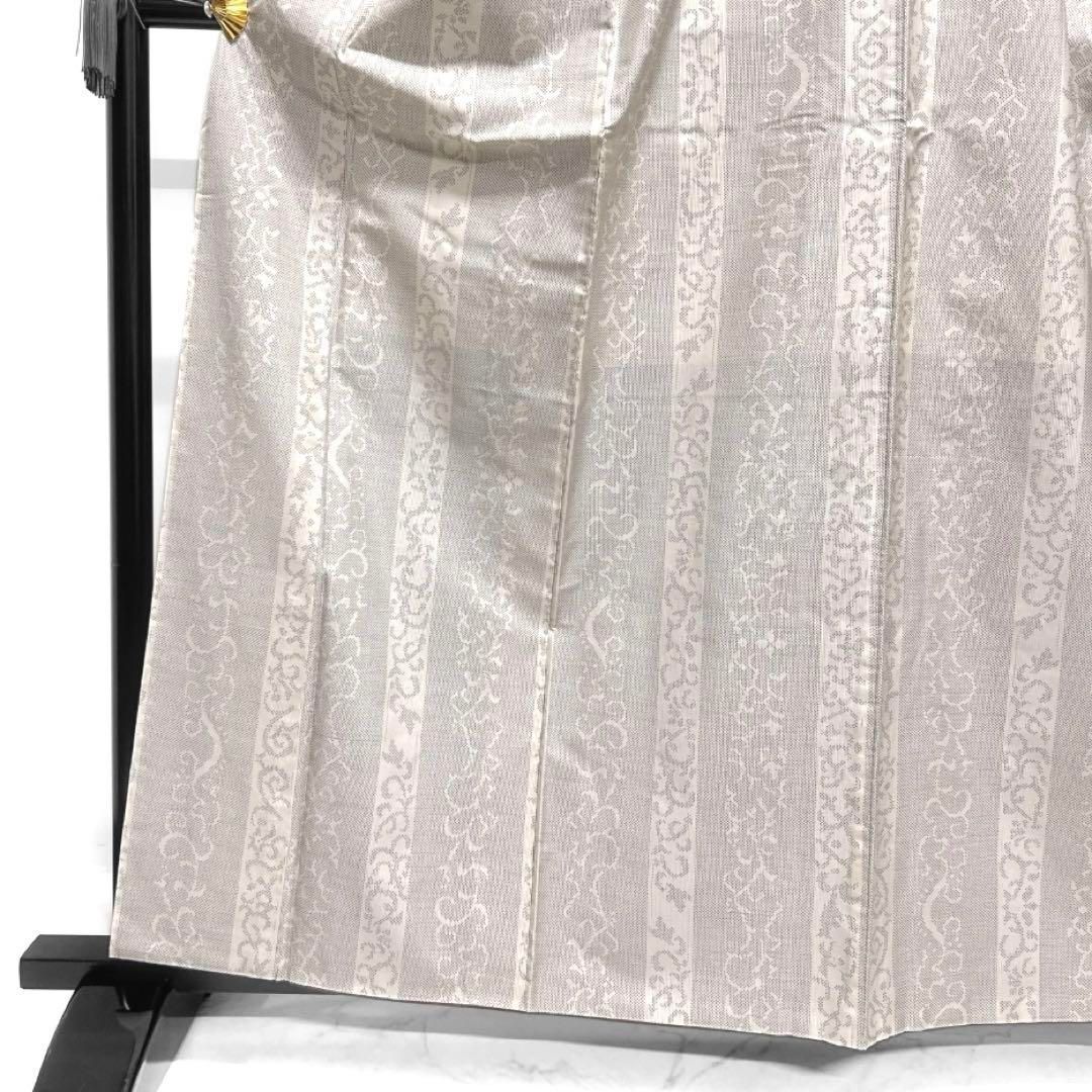A136愛華 着物 小紋　白大島紬　唐草　縦縞　ホワイト　お洒落　着物 A136愛華 着物 小紋 白大島紬 唐草 縦縞 ホワイト お洒落 着物
