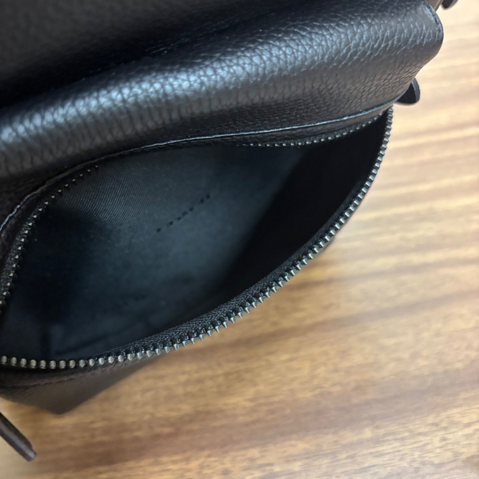 ブラック ボディバッグ