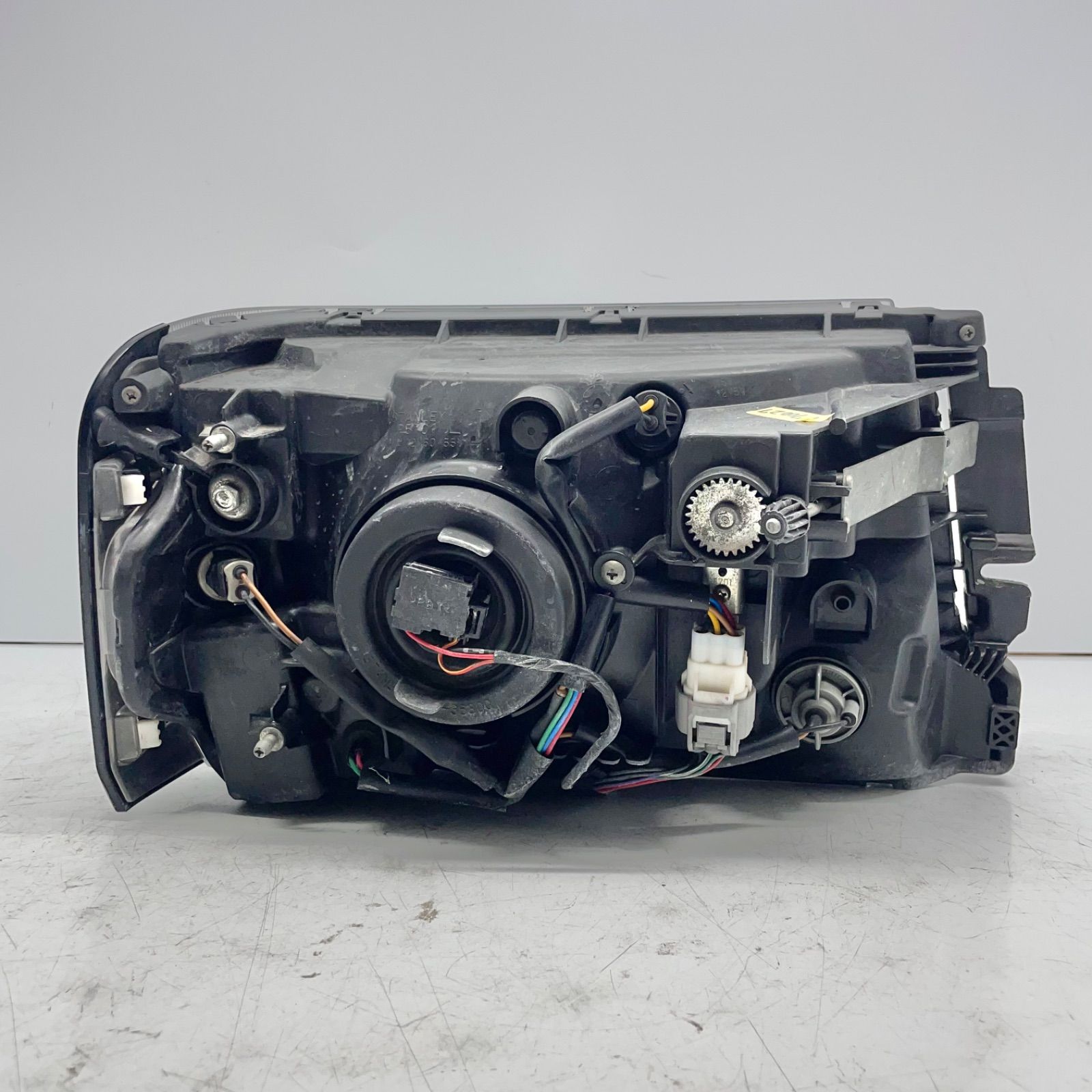三菱ミニキャブ　純正ヘッドライトU62V スタンレーP5701 三菱 - コーティング済 ミニキャブ U62V 右ヘッドランプ・ヘッド