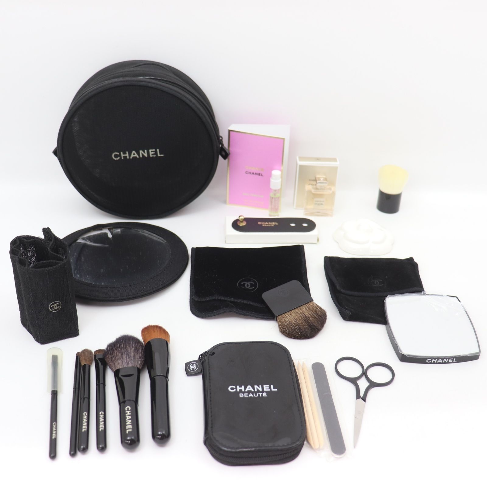CHANEL（シャネル）のノベルティのメッシュポーチ＆ブラシ＆ミラーセット 新品未使用 CHANEL メッシュ ポーチ シャネル コスメポーチ
