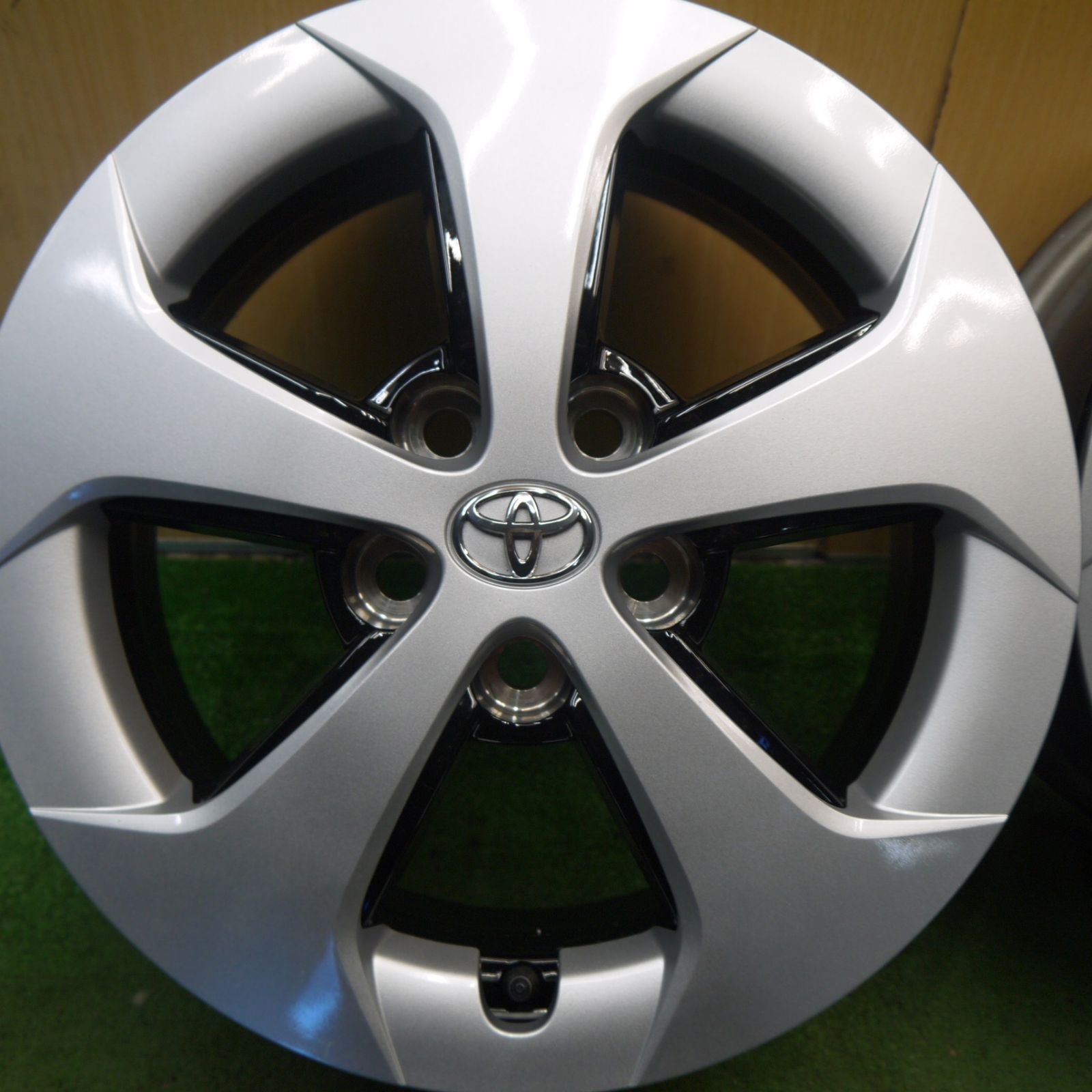 キレイ トヨタ 30系 プリウス 純正 ホイール 15インチ 15×6J PCD100 5H 5100608Hホ