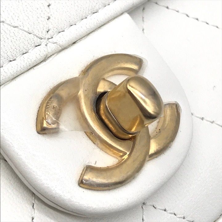 超美品 CHANEL シャネル ミニミニ マトラッセ レザー チェーン パール ショルダー バッグ ホワイト 29番台 レディース k2670 超美品 CHANEL シャネル ミニミニ マトラッセ レザー チェーン パール