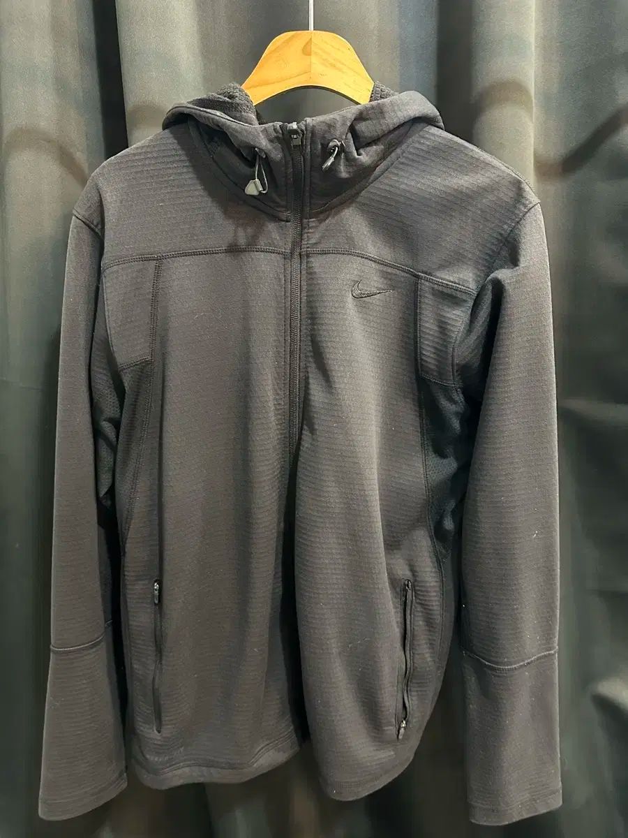 Nike(ナイキ） 正規品 機能性 フード付き ジップアップパーカー