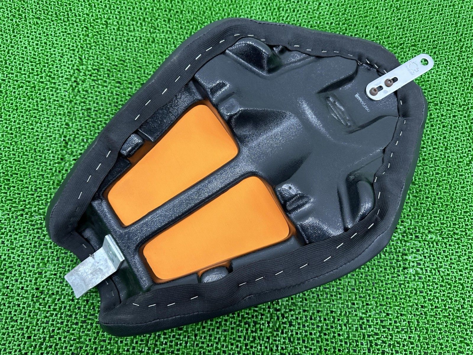 Harley-Davidson 純正　カフェソロシート　スポーツスター用 スポーツ ソロシート52000424 ハーレーXL1200NSアイアン純正カフェ パーツ