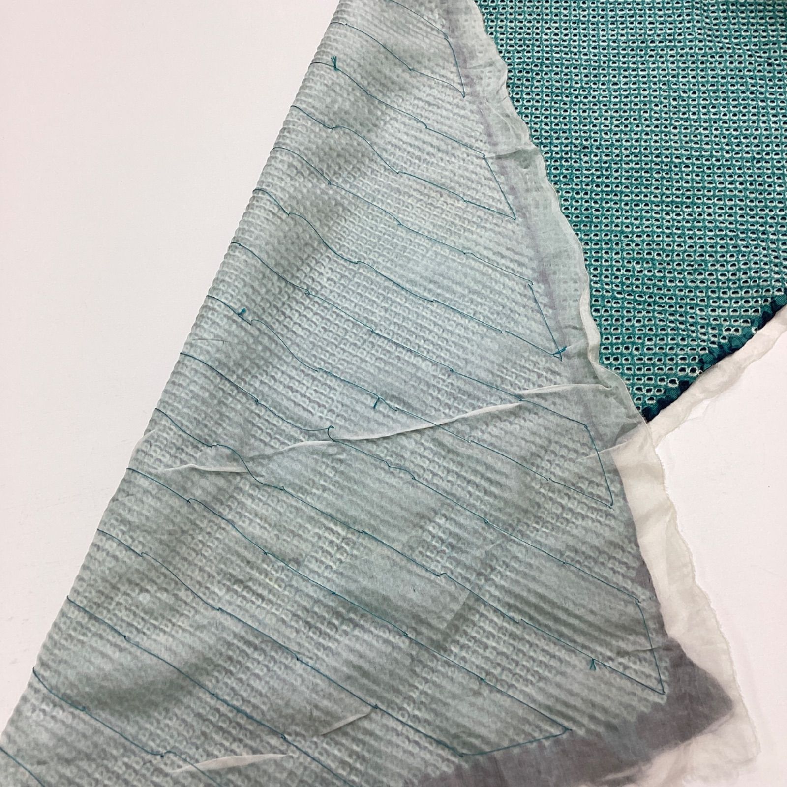 絞り小紋　反物　正絹　ハンドメイド　リメイク 着物反物、総絞り小紋、リメイク素材、正絹R716 - メルカリ