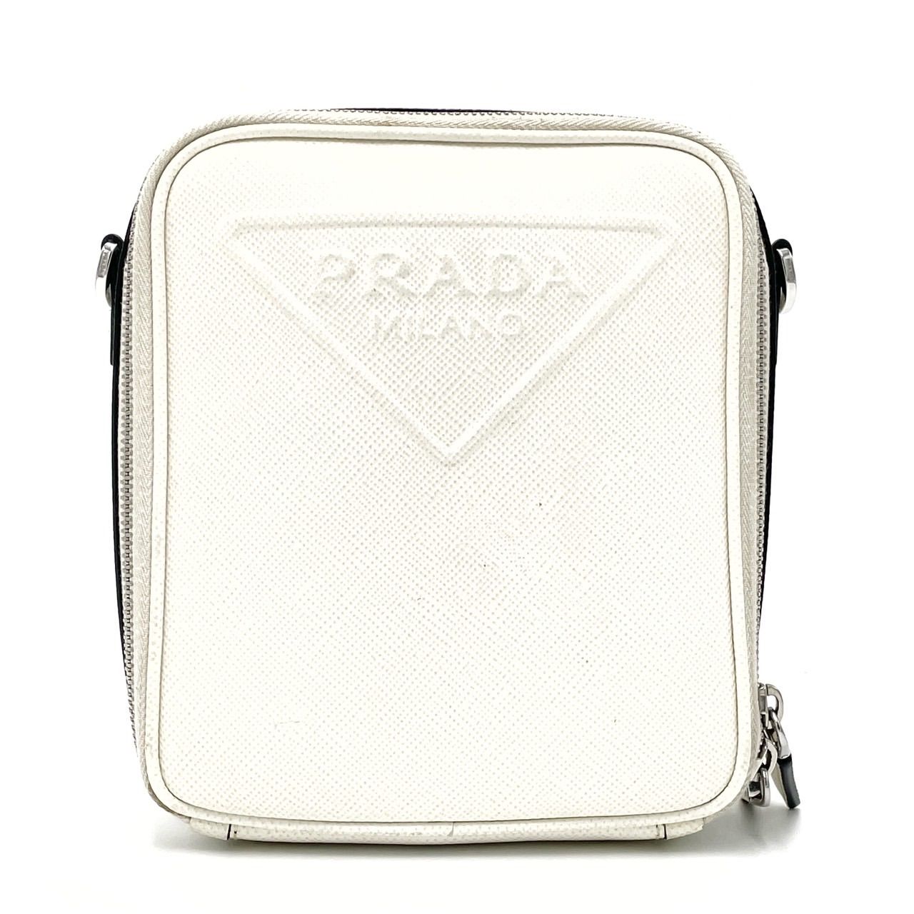 ✨良品✨ PRADA プラダ ショルダーバッグ トートバッグ 三角ロゴプレート トライアングル エンボス加工 ボーダーライン 白タグ 総柄  サフィアーノ レザー 肩掛け 斜め掛け メンズ ホワイト 白色 - メルカリ